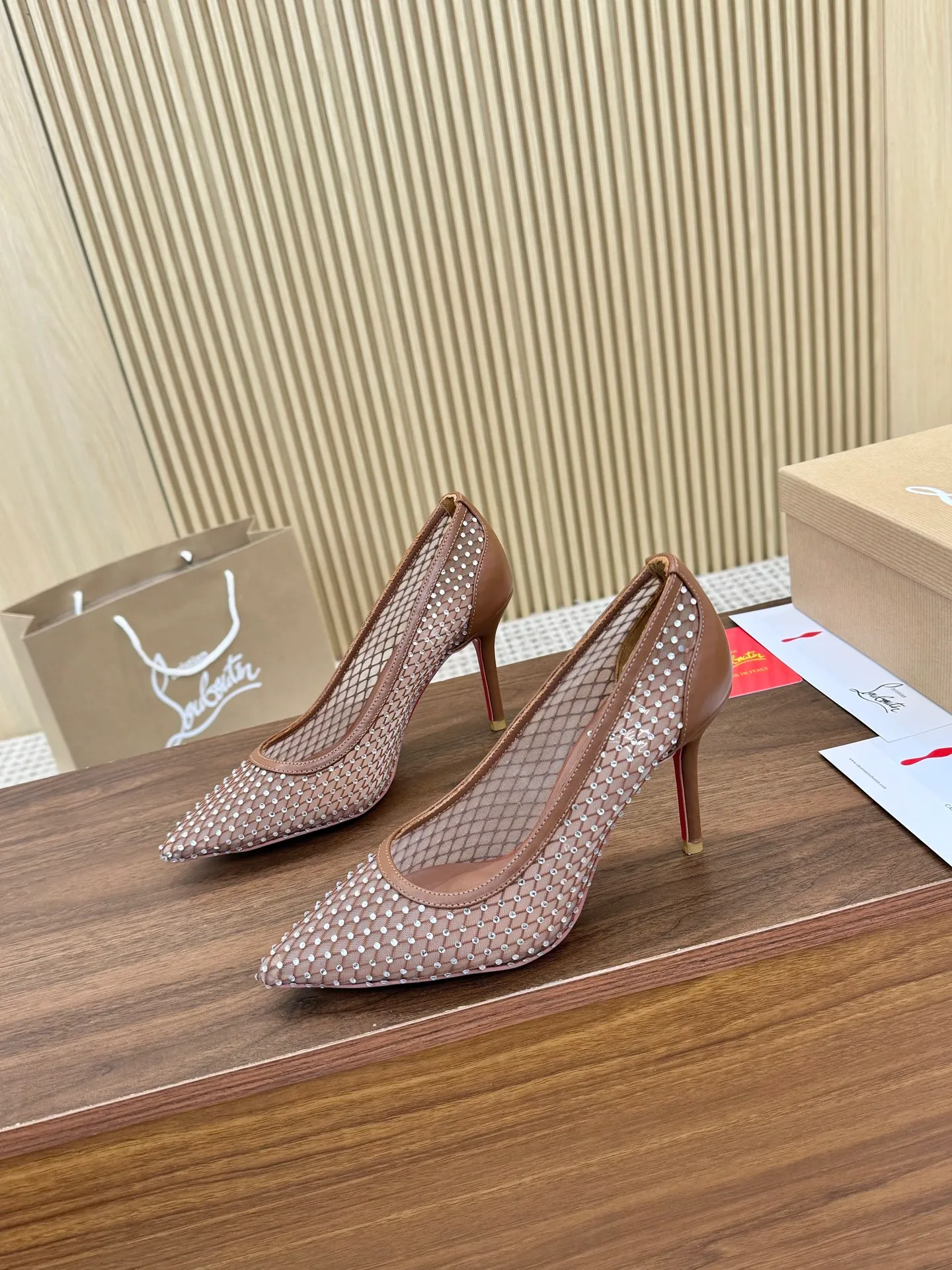👟👟Ex-factory price 440👟👟 Genuine leather sole +40 Year-round shipment💝Christian Louboutin CL👠 Classic "💎Cow Patent Leather💎Series" noble and luxurious, real blingbling✨ Real materials, all customized by the pattern maker, and the materials are made of original customized materials, achieving the taste of the original 6 color options💍 Upper: imported 👉cow patent leather💪 lining: sheepskin foot pad/lining code number: 34-40.41.42 heel height: two options: 10.5cm and 8.5cm
